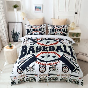 Op de afbeelding: Witte baseball-thema beddengoedset met een grote baseball-afbeelding en het woord "BASEBALL" in zwart en rood. De beddengoedset bevat ook kleinere baseball-afbeeldingen en de woorden "BASEBALL ALL-STAR" en "CHAMPIONSHIP".