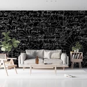 Könnte beinhalten: Eine schwarz-weiße Tapete mit einem Muster aus mathematischen Gleichungen und geometrischen Formen. Die Tapete befindet sich in einem Wohnzimmer mit einer Couch, einem Stuhl und einem Beistelltisch.