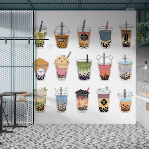 Puede incluir: Una pared blanca con una variedad de vasos de té de burbujas coloridos con diferentes ingredientes y sabores. Los vasos están dispuestos en una cuadrícula y tienen contornos negros. La pared está en un ambiente de cafetería con un techo de metal verde y mesas y sillas en primer plano.