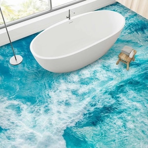 Peut inclure: Une baignoire blanche est posée sur un sol à thème océanique bleu et blanc. Le sol présente un motif réaliste de vagues et d'écume.