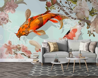 Puede incluir: Un mural decorativo que presenta dos peces koi en tonos naranja, marrón y blanco, nadando sobre un fondo azul claro. El diseño incluye elementos florales y un entorno de sala de estar moderno.