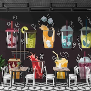 Puede incluir: Interior de restaurante con una pared de pizarra negra con ilustraciones coloridas de varias bebidas. Mesas y sillas están dispuestas frente a la pared, creando un ambiente de cafetería. El suelo tiene un patrón de cuadros blancos y negros.