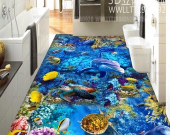 Könnte beinhalten: Ein Badezimmerboden mit einem 3D-Wandbild einer Unterwasser-Korallenriffszene. Das Design zeigt einen blauen Delfin, Meeresschildkröten und verschiedene bunte tropische Fische, die zwischen lebhaften Korallenformationen in Blau-, Gelb- und Rosatönen schwimmen.