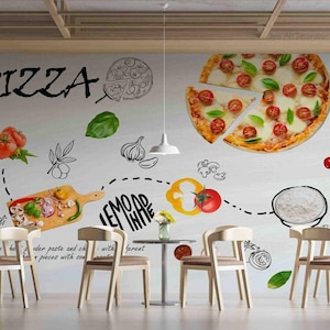 Könnte beinhalten: Eine weiße Wand mit einer schwarz-weißen Illustration einer Pizza, Zutaten und dem Wort "PIZZA". Die Illustration enthält eine Tomate, eine Chilischote, Knoblauch, Mehl und eine Zitronenscheibe. Vor der Wand stehen vier weiße Stühle und ein weißer Tisch.