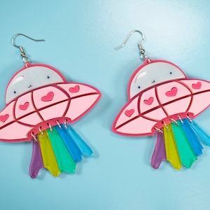 Pendientes OVNI alienígenas acrílicos - Pendientes Kawaii cortados con láser hechos a mano - Joyería de declaración única divertida - Pendientes colgantes lindos alternativos