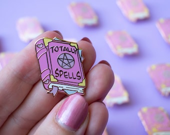 Pastel Goth Witch Spellbook harde emaille pin, magische schattige kawaii hekserij badge