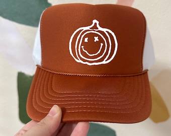 Gorra de camionero con cara sonriente de calabaza de otoño