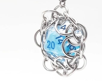 Pendentif aux dés / D20 amovible / Collier Donjons et Dragon / Bijoux en dés / Bijoux de joueur / Pendentif fait main / Cage de dés en cotte de mailles