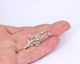1/2 x Blumen- und Blattzweiganhänger, platiniertes Messing, 39 mm x 16 mm, von Jewellery Making Lieferungen London ( JMSLondonCo )