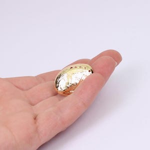 1/2/4 x アワビ貝チャーム、金メッキ真鍮、28 mm x 20 mm、小さな穴付き、Jewellery Making Supplies London (JMSLondonCo) 製