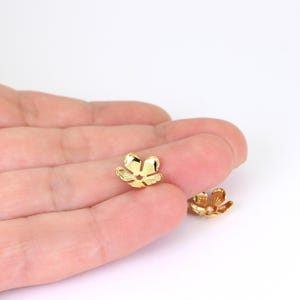 10/20/40個入り ゴールドメッキ 3Dフラワー型ビーズ、直径11mm、メッキスチール製、Jewellery Making Supplies London (JMSLondonCo)製