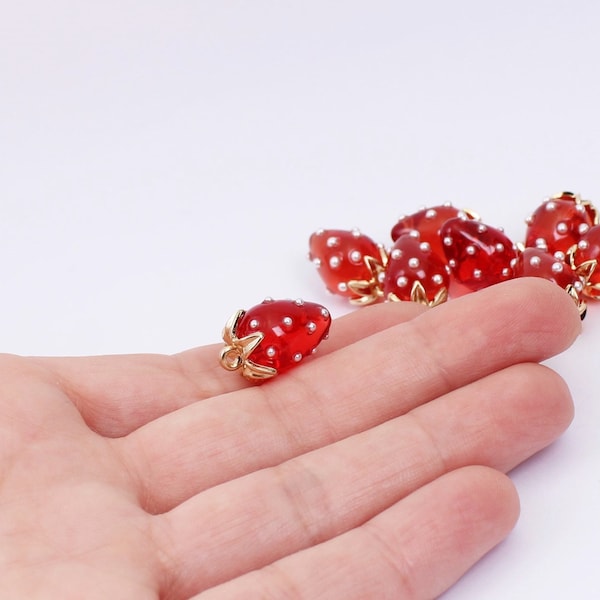 1/2/4 x Breloques fraises plaquées or, résine rouge parsemée de cabochons de perles d'imitation, 18 mm x 13 mm, par JMSLondonCo.
