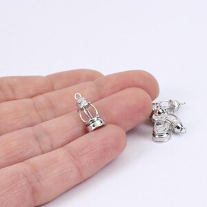 2/4 x Miniatur 3D Laterne Charms, platiniert, 15 mm x 7 mm, von JMSLondonCo ( Jewellery machen Lieferungen London )