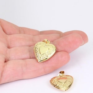 1/2/4 x Victorian Style Vintage Look Heart Photo Lockets, Openable, Gold Plated with Bails, 22mm x 18mm, by JMSLondonCo.