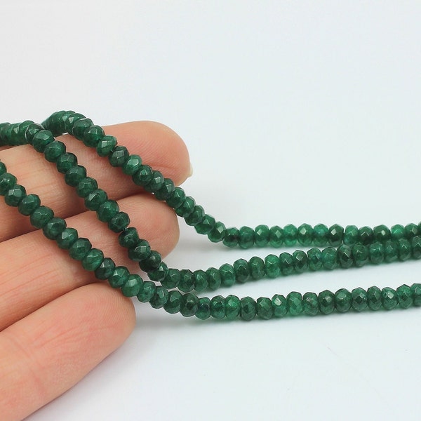 1/2 x brins de perles rondelles de jade teintées vert émeraude, perles de pierres précieuses de 4 mm x 3 mm, par Jewellery Making Supplies London ( JMSLondonCo ) .