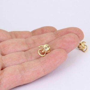 2/4/8 x 小さな3Dティーポットチャーム、金メッキ真鍮製、11mm x 9mm、Jewellery Making supplies London (JMSLondonCo)製