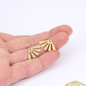 以下が含まれることがあります： 上部に穴が開いた金色の金属製の太陽の形が2つ。 形状は幅約2.5cm、高さ約2.5cmです。