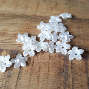 50/100 x Small White Pearlised Acrylic Flower Beads, Floral Beads, 11mm Diameter, by Jewellery Making Supplies London ( JMSLondonCo )