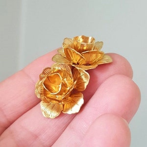 4/8 x Raw Brass 3D Rose Flower Shaped Beads, 22mm Diameter, by Jewellery Making Supplies London ( JMSLondonCo )