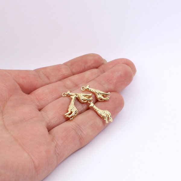 2/4/8 x Petite breloque girafe plaquée or, breloques animaux sauvages 3D, 17 mm x 5 mm, par JMSLondonCo ( Jewelry Making Supplies London )