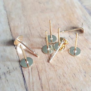 10/20/40 x Pairs of 5mm Flat Pad Stud Earring Findings, Gold Plated Steel, with Ear Nuts, by JMSLondonCo (Jewellery Making Supplies London)