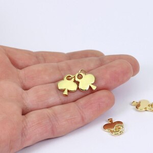 1/2 x クラブのエース チャーム、カード ゲーム チャーム、金メッキ真鍮、19 mm x 12 mm、JMSLondonCo. 製。