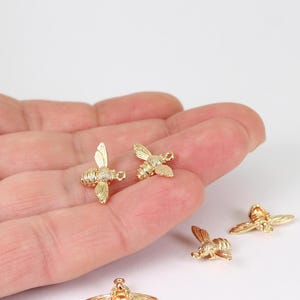 1/2/4/8/16 x kleine 18K vergoldete Bienen Anhänger Charms, vergoldete Messing Charms, von Jewellery Making Lieferungen London ( JMSLondonCo )