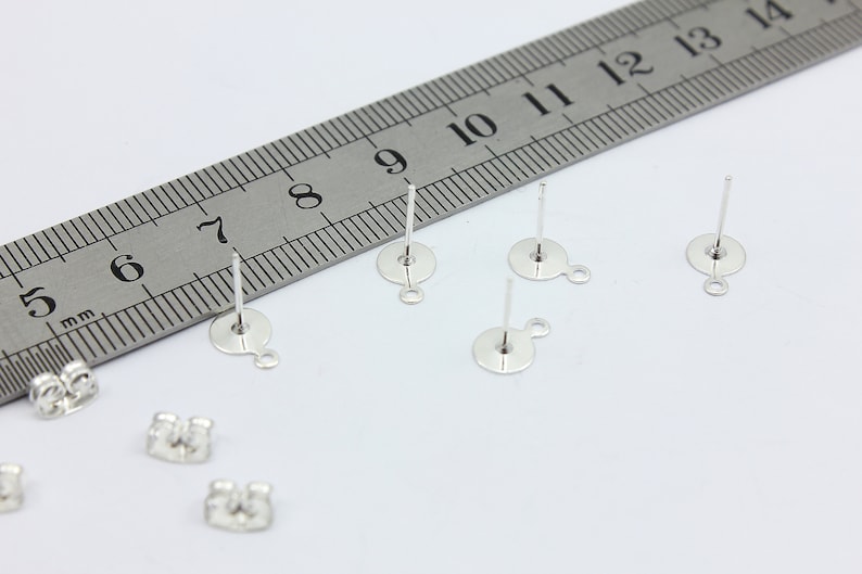 100 x Silver Plated EARRING EAR POST STUD WITH 6MM GLUE PAD /& STOPPERS Findings