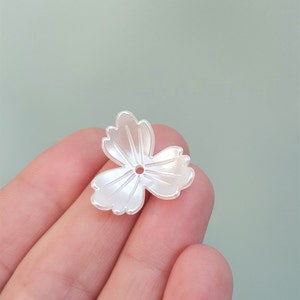 10/20 x Three Petal White Pearlised Lucite Flower Shaped Beads, 22mm, by Jewellery Making Supplies London ( JMSLondonCo )