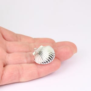 1/2/4 x Photo Locket Pendants, Silver Plated Shell Shaped Openable Locket, 22mm x 23mm, by Jewellery Making Supplies London ( JMSLondonCo )
