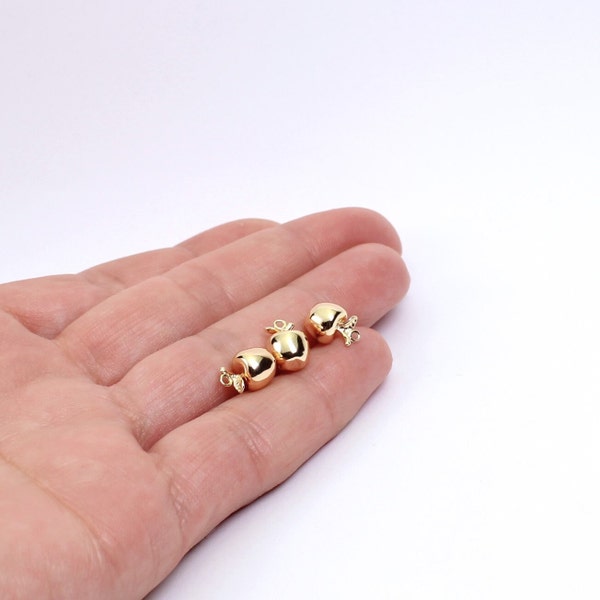 2/4 x mini breloques pomme 3D en laiton plaqué or, 10 mm x 8 mm, par Jewellery Making Supplies London ( JMSLondonCo )