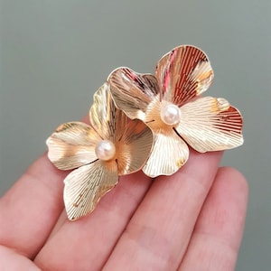 2/4/8 x Large Gold Plated Flower Cabochons with Faux Pearl Centres, 45mm x 41mm, by Jewellery Making Supplies London ( JMSLondonCo )