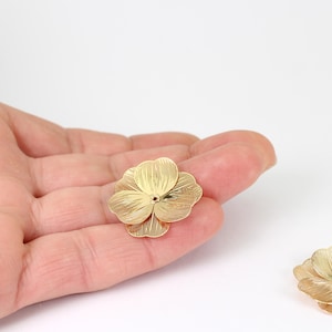 4/8 x Metal Flowers, Gold Plated Filigree Brass 3D Floral Beads, 25mm Diameter, by JMSLondonCo.