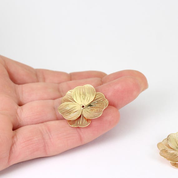 4/8 x Metallblumen, vergoldete filigrane Messing-3D-Blumenperlen, 25 mm Durchmesser, von JMSLondonCo