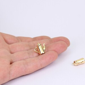 1/2/4 x 3D Miniatur Teekanne Anhänger, 18K Vergoldetes Messing, 15 mm x 15 mm, von Jewellery Making Lieferungen London (JMSLondonCo)