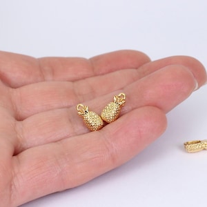 1/2/4 x 小さな3Dパイナップルチャーム、18Kゴールドメッキ真鍮フルーツ、12mm x 6mm、Jewellery Making Supplies London (JMSLondonCo)製