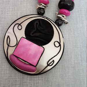 LETRA ROSA - Collar de metal de cuero, collar para mujer, collar llamativo, colgante plateado y rosa, joyería boho, collar grande, unikat