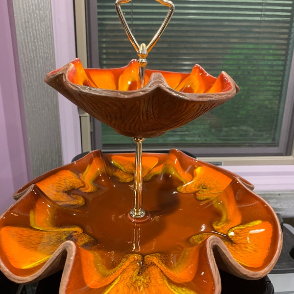 MCM Sequoia USA Orange et Marron Céramique émaillée Bords festonnés Deux niveaux De service / Support de service aux noix / Stand de bonbons rétro