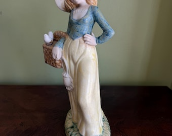 Figura de porcelana PAL Artística Levantina de 1976: Niña con paloma blanca, fabricada en España. Figura de porcelana de una joven con paloma, de PAL España.