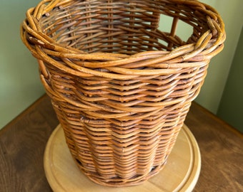Vintage Wicker Trash Can/Wicker Waste Basket /Vintage Wastebasket