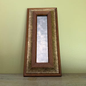 Specchio da parete vintage lungo e stretto con cornice in legno e vetro effetto invecchiato, prodotto negli Stati Uniti//Specchio da galleria piccolo di metà secolo, 11" x 5,5"
