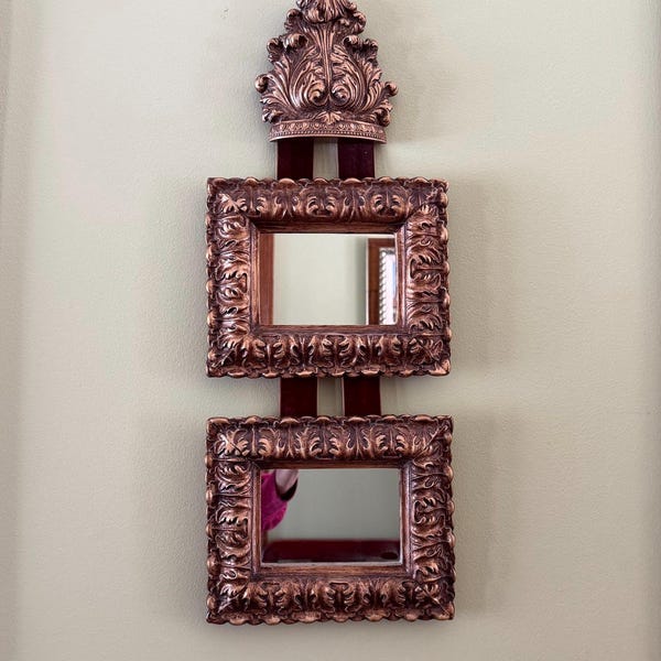 Lustro wiszące na ścianie w stylu vintage „Antiqued” z podwójnym wykończeniem i koroną/W stylu francuskiego baroku, w kolorze brązu, dwa lustra i korona, wiszące na ścianie/