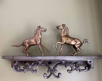 Par de figuras de caballos de latón vintage / Juego de 2 esculturas de caballos de latón macizo / Decoración ecuestre de mediados de siglo