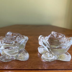 Par de candelabros vintage de cristal prensado con forma de rosa de Goebel Alemania. Juego de 2 candelabros cónicos con forma de rosa transparente de Goebel Alemania.