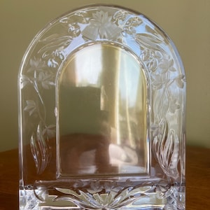 Vintage Mikasa Crystal Picture Frame //4x6 image size Crystal Photo Frame/Crystal Wedding Frame/Arched Top Crystal Frame with Wedding Bells