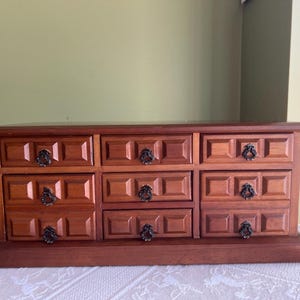 Mid Century Hölzernes Musikalisches Schmuckkästchen Liebesgeschichte Melodie 7 Schubladen roter Samt / große Schmucktruhe / Unisex Holz Schmuckschatulle