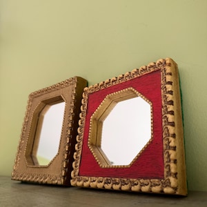 Juego de 2 espejos MCM/2 espejos pequeños con marco de resina dorada y roja/Par de espejos de galería/Espejo de pared pequeño MCM