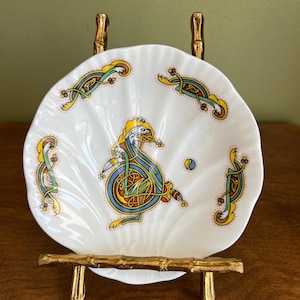 Vintage feito na IRLANDA Royal Tara letra “D” prato de porcelana fina - Livro de arte iluminativa celta de KELLS Design prato de letra colecionável