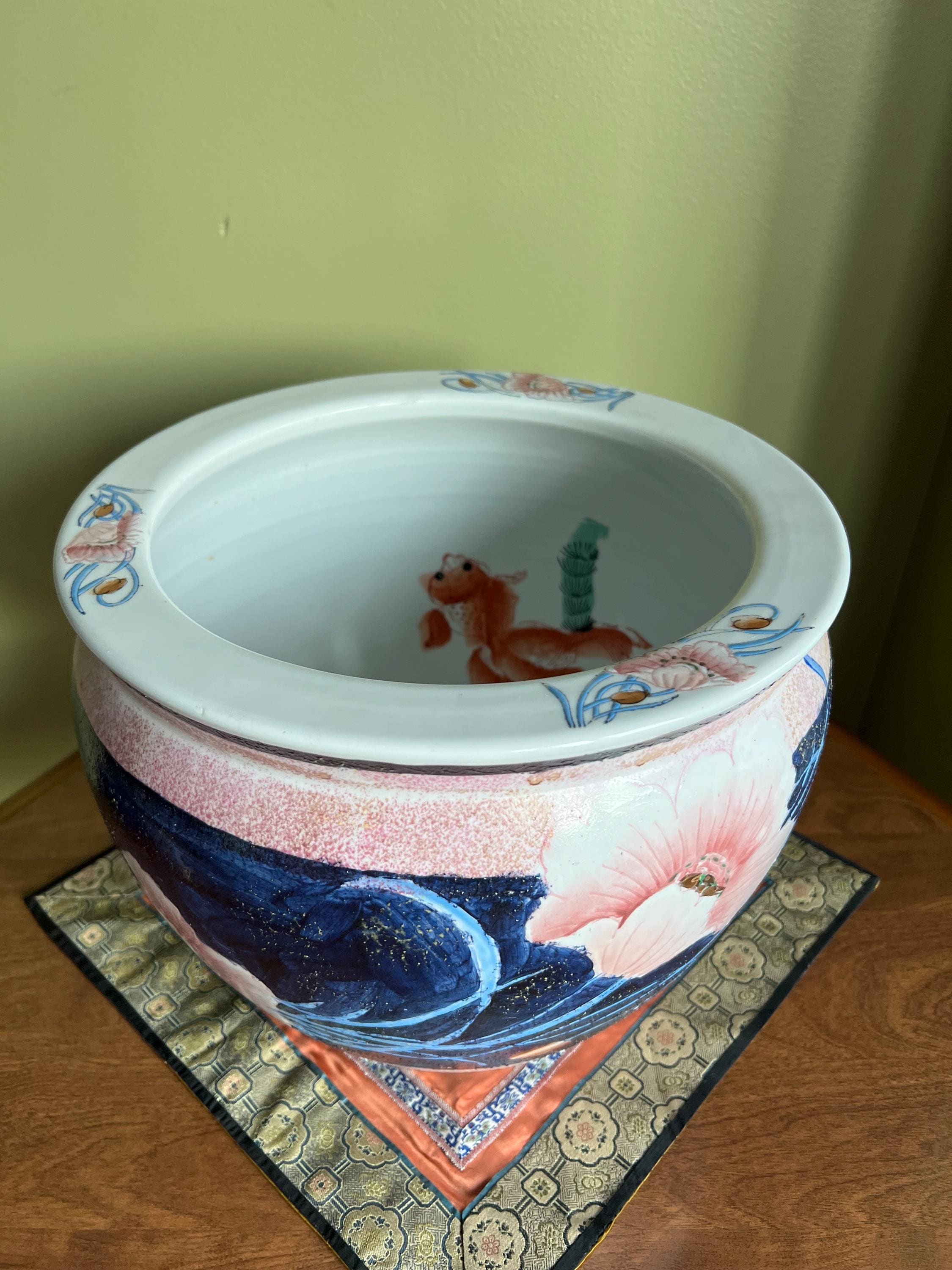 Bol à poisson massif en porcelaine d'exportation chinoise peinte à la main du milieu du siècle sur France