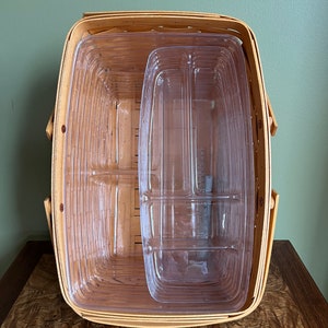 Puede incluir: Una cesta tejida natural con un inserto de pl&aacute;stico transparente. El inserto tiene varios compartimentos para organizar art&iacute;culos.